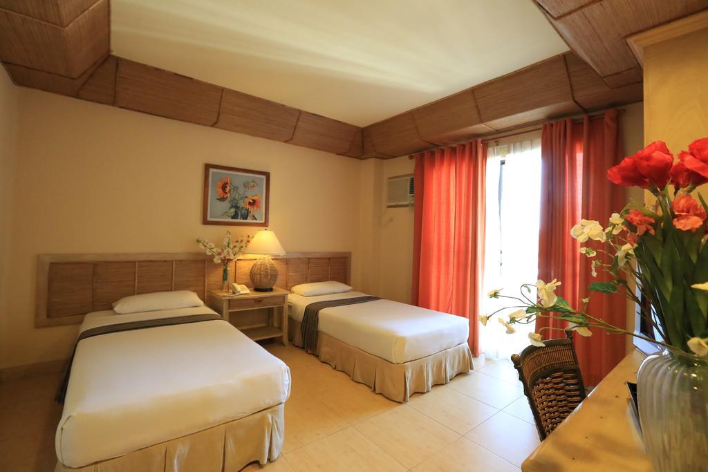 Java Hotel Laoag Esterno foto